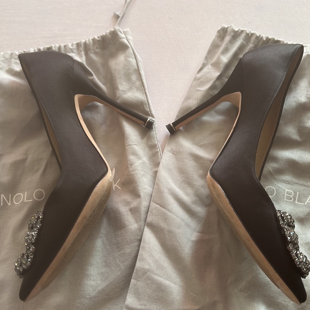 Manolo Blahnik Hangisi satin pumps - Picture 3 of 8